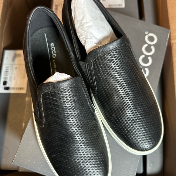 ECCO WOMEN’S Woven Slip-On. Size 9 Black Leather - Picture 3 of 6